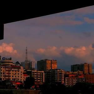 桌上还留着过去的照片