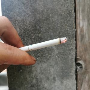 烟头烫了手