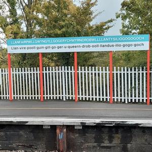 Llanfairpwllgwyngyllgogerychwyrndrobwll llantysiliogogogoch