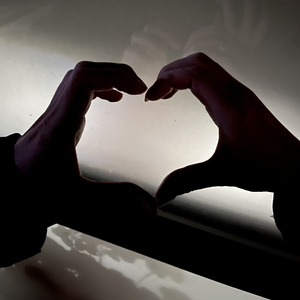 Руку в свою