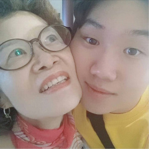 집 앞을 걸으며