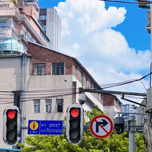 在阳光明媚的日子，他决定离开了