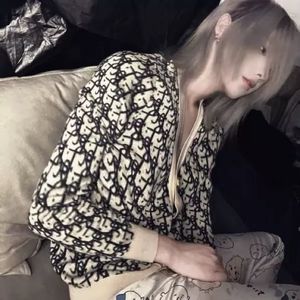 爱是共同撑一把漏雨的伞