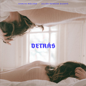 Detrás