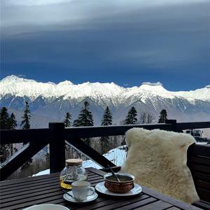 黑框眼镜配桌子