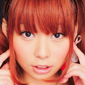 少女の脚を汗が伝う、夏の涼風に制服は翻る。