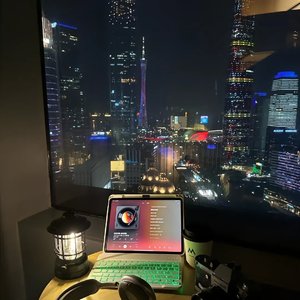 窗外的雨没停过