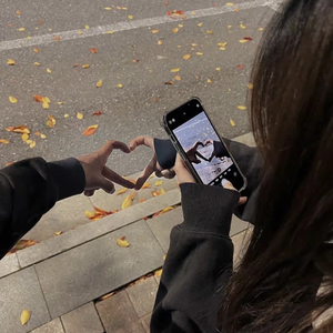 撑伞也是雨中人