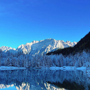 《钢琴跃动唤醒旅者愉悦》