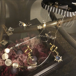 暗い部屋の灯り