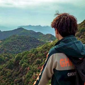 《人攀明月不可得，月行却与人相随》