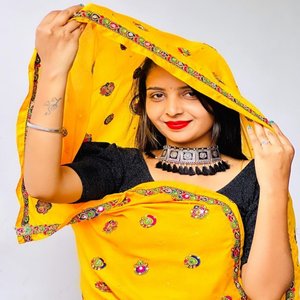 पीली लूगड़ी प लहंगो कालो हेतो