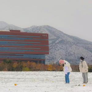 盯着雪发呆的南方女孩