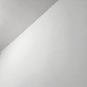 纯白的墙搭配刺眼的光