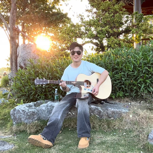 白沙托尼老师爱唱歌弹吉他