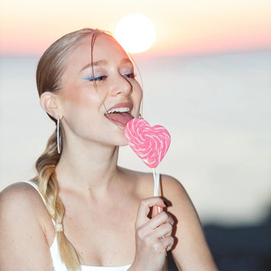 Нет до тебя дела