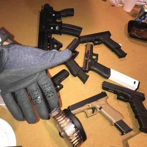 Clutching (feat. Beno)