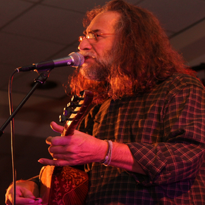 Bir Kökte Uzanmış