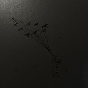 黑色里坐在阳台上