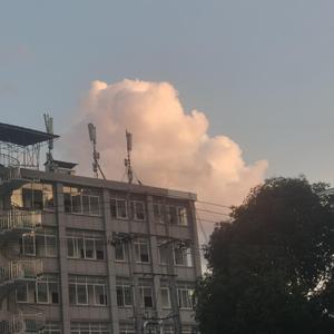 谁