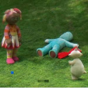 【FREE】像花园宝宝在春天的草地上打滚