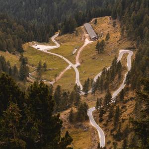 崎岖的路