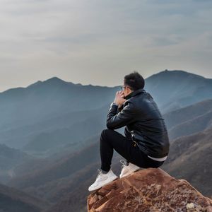 不再年轻的男孩