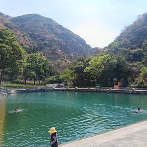 琥珀色黄昏像糖在很美的远方