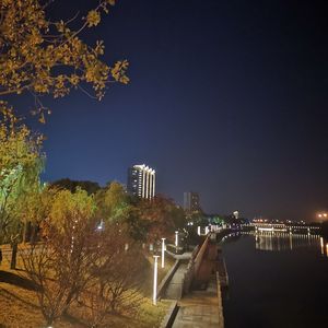 我们手牵手 漫步在黄昏下