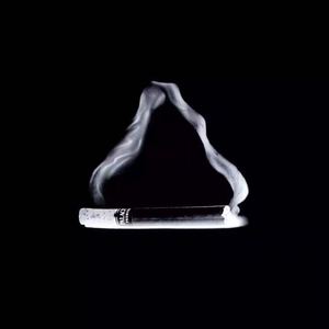 不好意思，我抽根烟