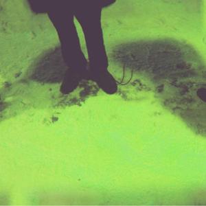 群衆の中で一人で (alone in a crowd)