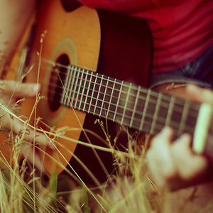 那个曾坐在我身旁听我唱民谣的姑娘