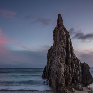 阳光透过百叶窗洒下的金色幻章