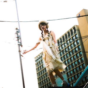 中央線の車窓から団地の貯水塔が見える