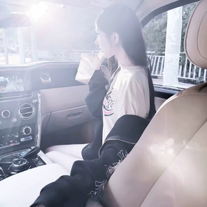 同样的眼泪你为什么更心疼她