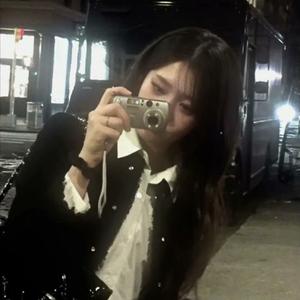 你抱着我掉眼泪说这世界太复杂