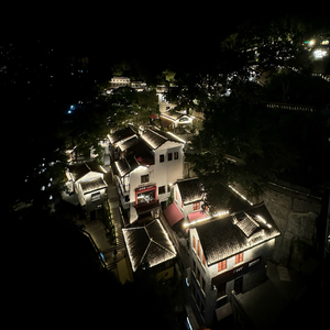 山岗迷雾中的曙光