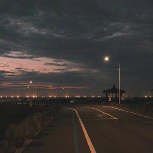 思绪走在深夜无人的街上