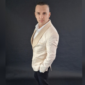Un Trandafir Crește La Firida Mea
