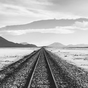 眼泪你别问 (伴奏)