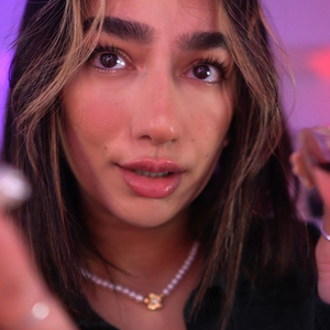 Putting Some Sparkles On Your Eyes With Mouth Noises