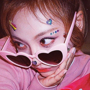 La Chica de Lentes Rosados <3