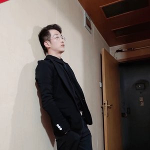 只剩回忆陪着我