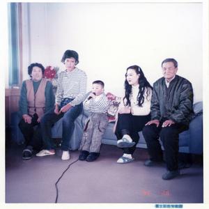 不要抢劫一个捧着鲜花的人