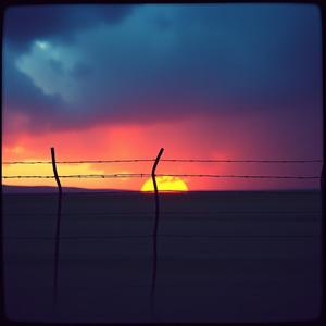 κλεισμενα τειχη με συρματοπλεγματα by @abstractnomination9657