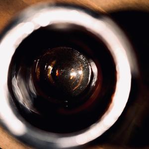 我在楼下买了支啤酒