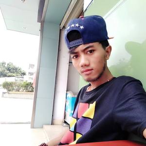 伤心流泪的阿佤小伙