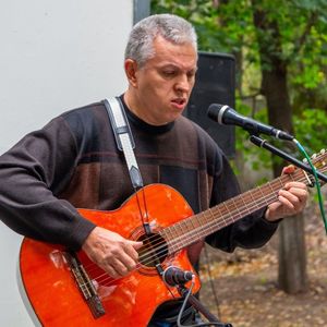 Собрались за столом поэты