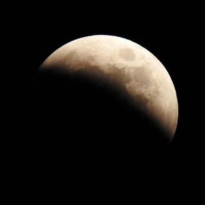 三十年前的月亮早已沉了下去，三十年前的人也死了，然而三十年前的故事还没完。