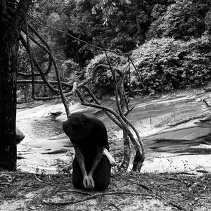 Тритон съедает кожу